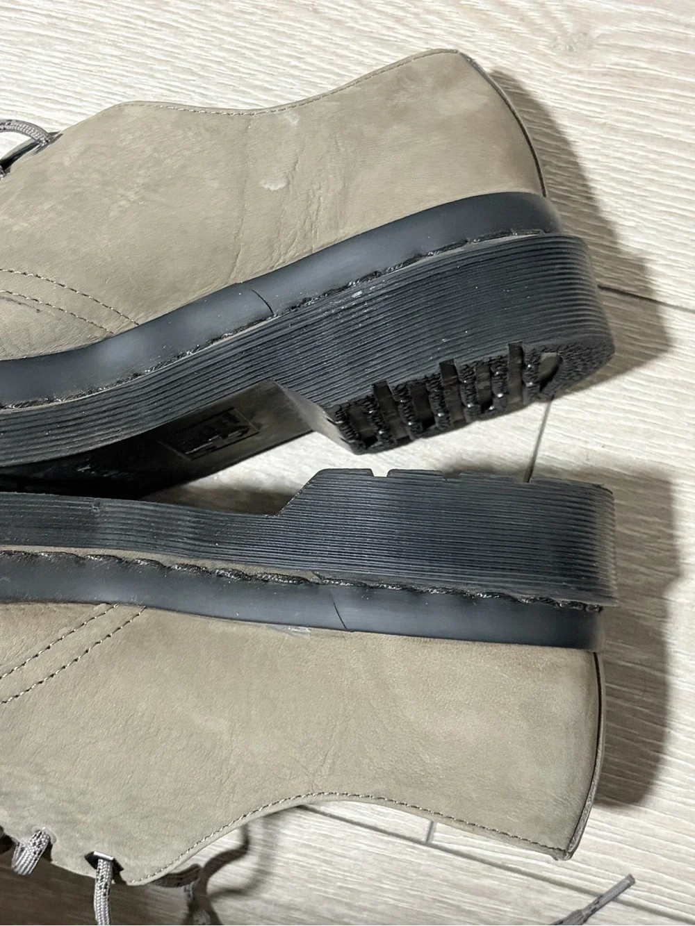 Dr. Martens Men’s Taupe Nubuck 3-Eye Derby